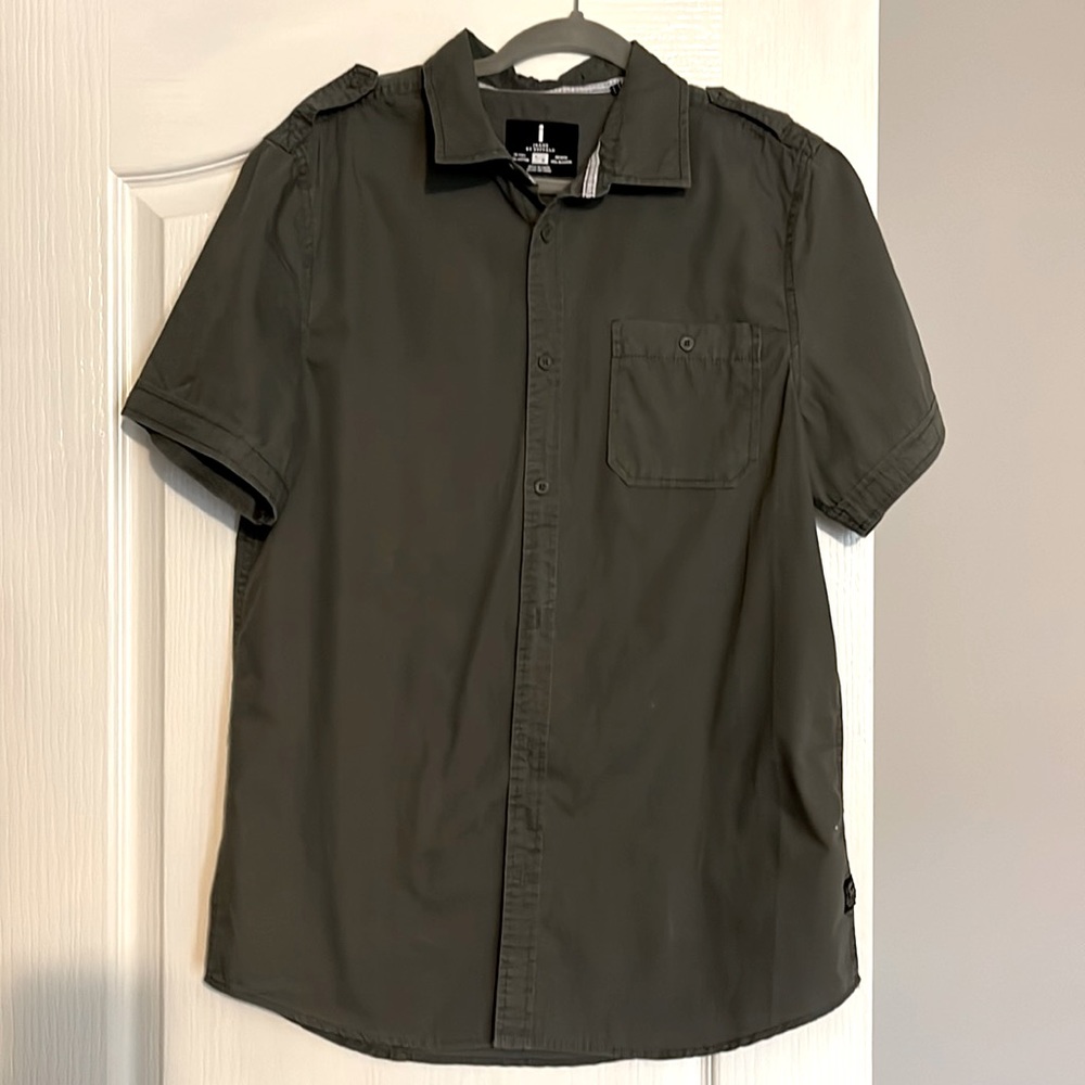 Men’s short sleeve Olive button down shirt. Large